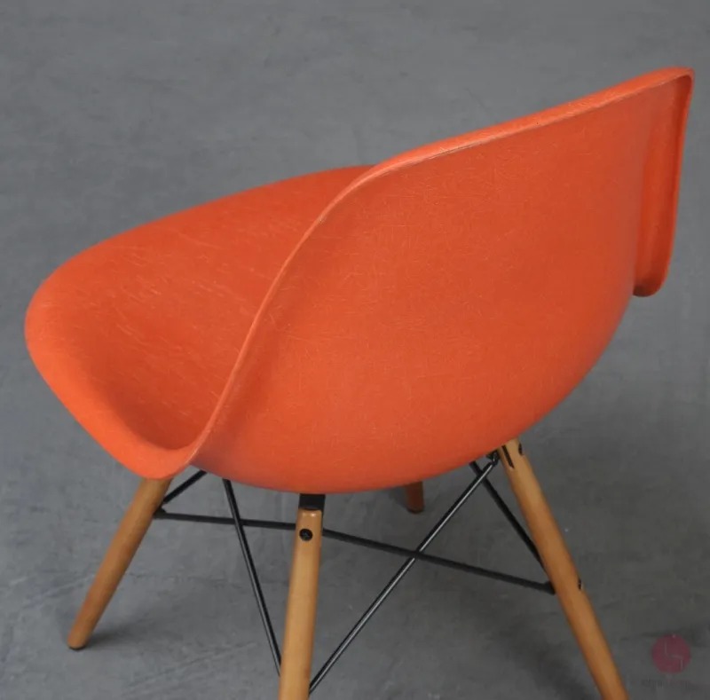 Vitra Eames Side Chair Orange Fiberglass mit Holzgestell gebraucht