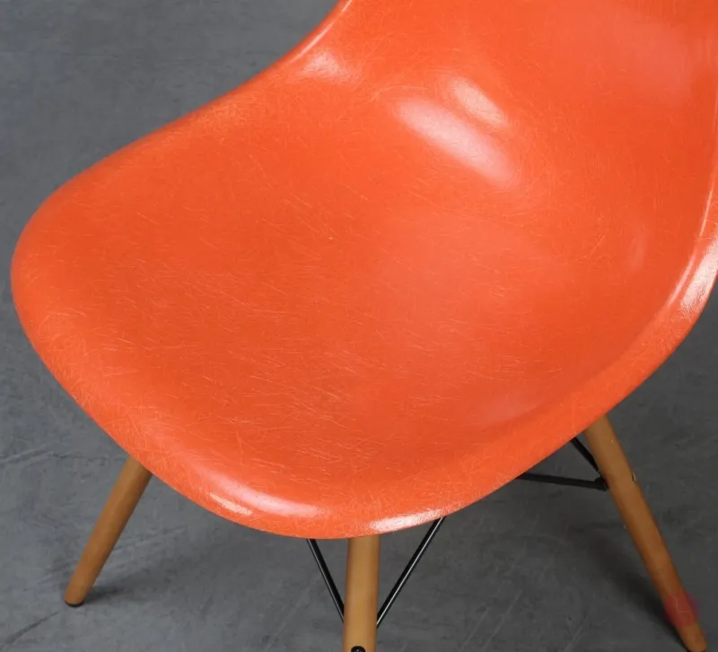 Vitra Eames Side Chair Orange Fiberglass mit Holzgestell gebraucht