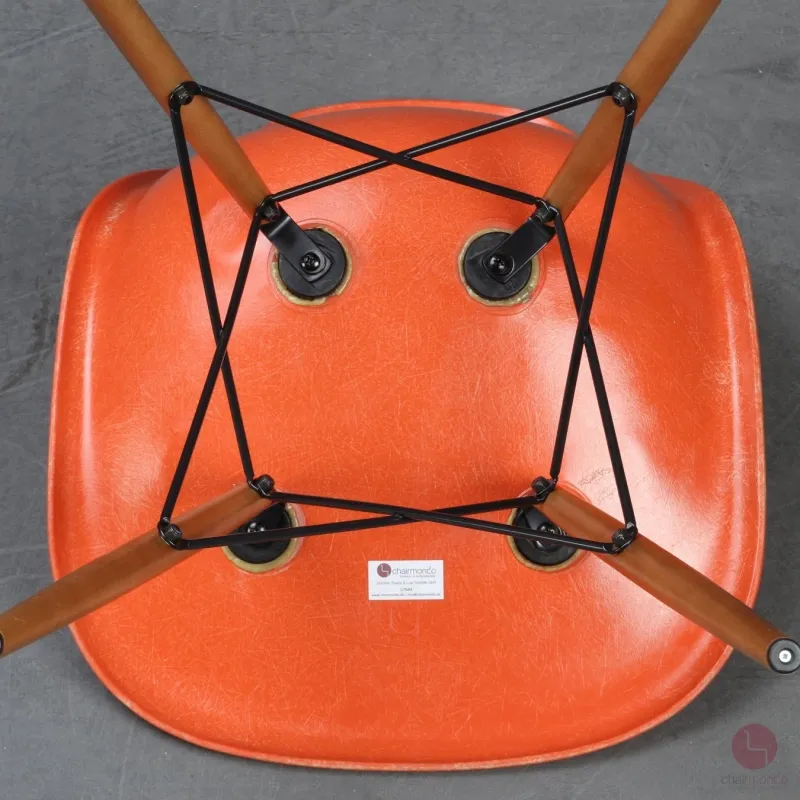 Vitra Eames Side Chair Orange Fiberglass mit Holzgestell gebraucht