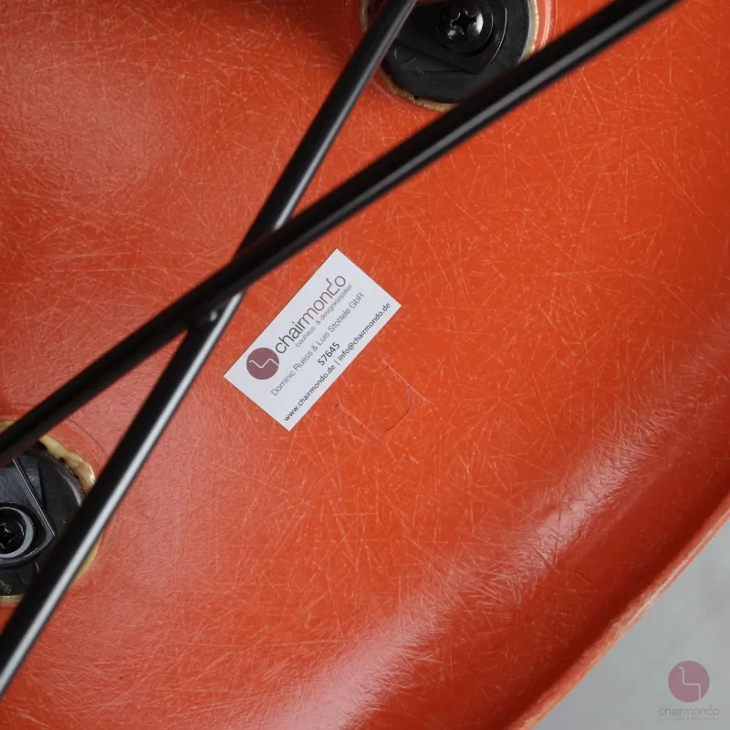 Vitra Eames Side Chair Orange Fiberglass mit Holzgestell gebraucht