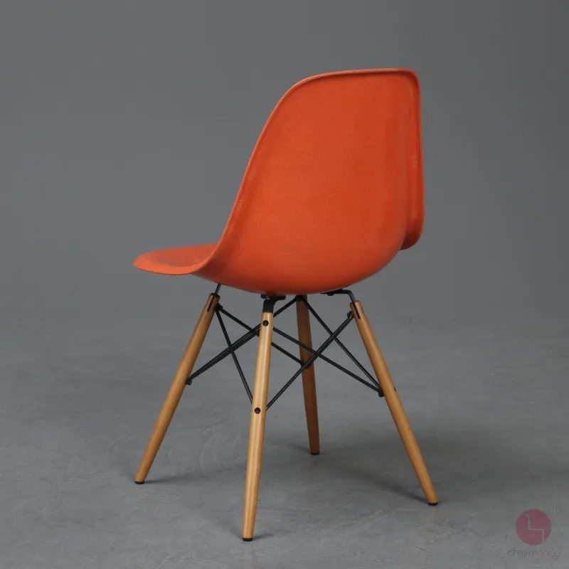 Vitra Eames Side Chair Orange Fiberglass mit Holzgestell gebraucht