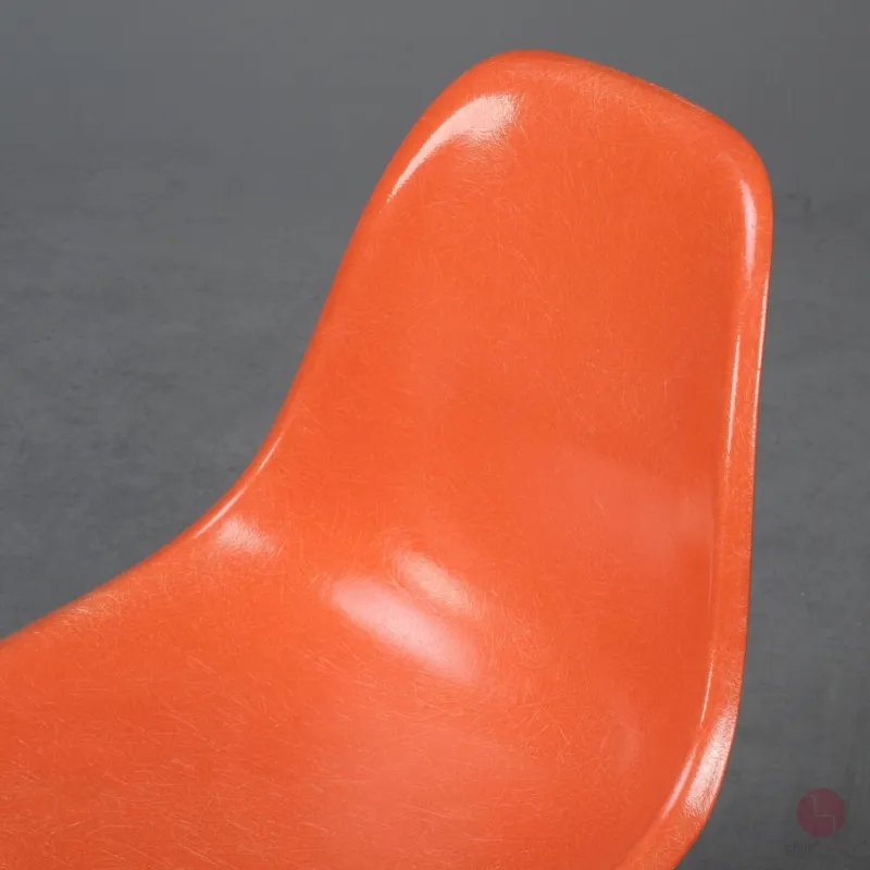 Vitra Eames Side Chair Orange Fiberglass mit Holzgestell gebraucht
