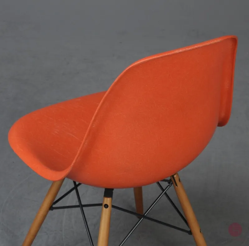 Vitra Eames Side Chair Orange Fiberglass mit Holzgestell gebraucht