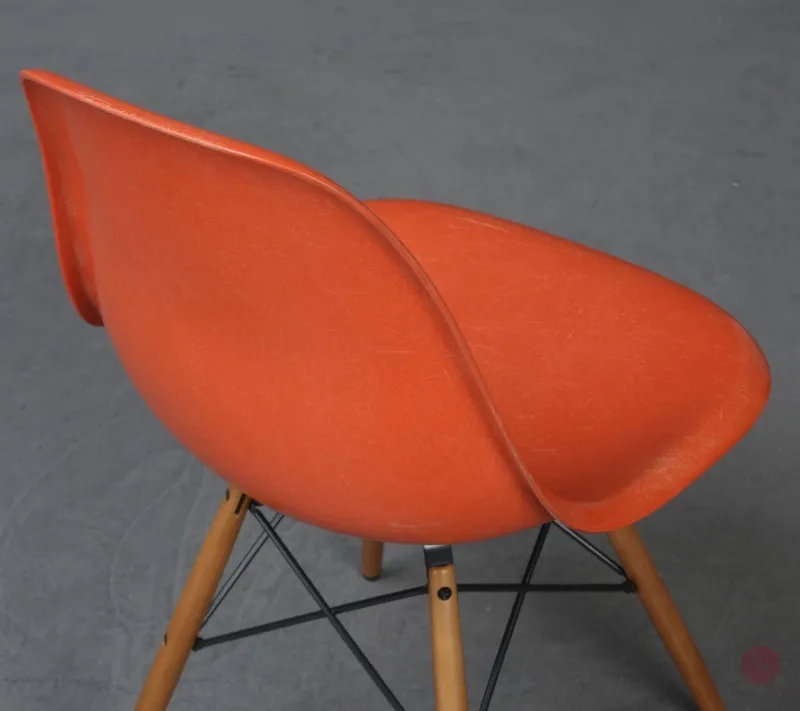 Vitra Eames Side Chair Orange Fiberglass mit Holzgestell gebraucht