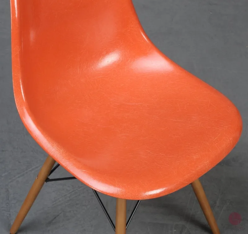Vitra Eames Side Chair Orange Fiberglass mit Holzgestell gebraucht