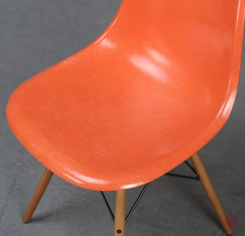 Vitra Eames Side Chair Orange Fiberglass mit Holzgestell gebraucht