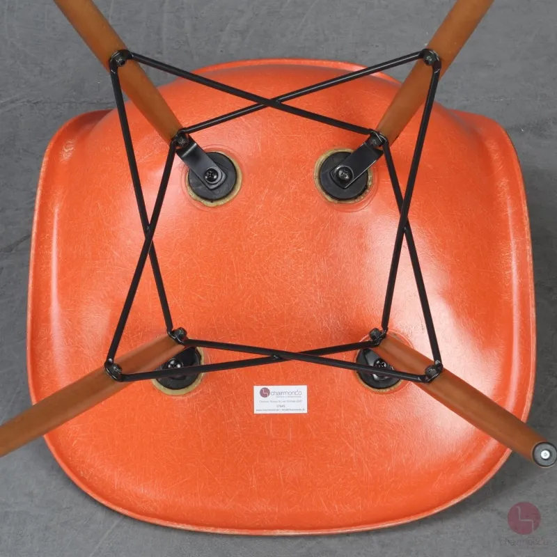 Vitra Eames Side Chair Orange Fiberglass mit Holzgestell gebraucht