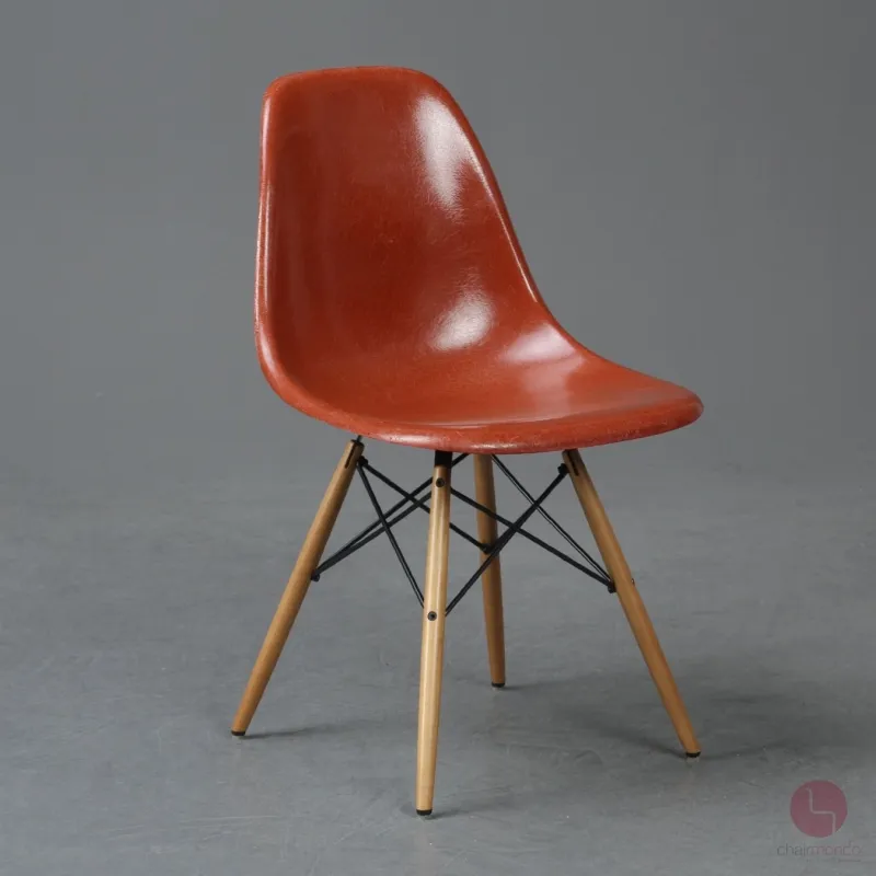 Vitra Eames Side Chair Terracotta Rot Fiberglass Orange mit Holzgestell gebraucht