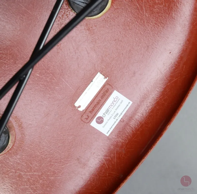 Vitra Eames Side Chair Terracotta Rot Fiberglass Orange mit Holzgestell gebraucht