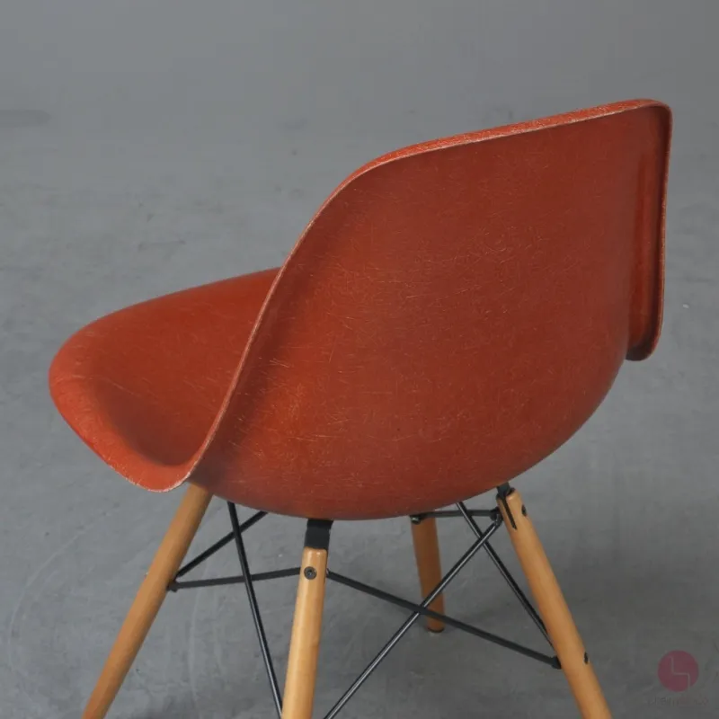 Vitra Eames Side Chair Terracotta Rot Fiberglass Orange mit Holzgestell gebraucht