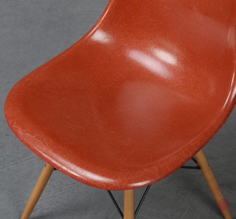 Preview: Vitra Eames Side Chair Terracotta Rot Fiberglass Orange mit Holzgestell gebraucht