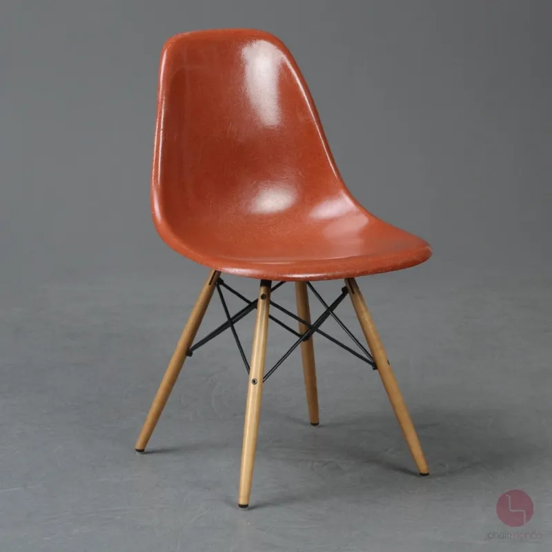 Vitra Eames Side Chair Terracotta Rot Fiberglass Orange mit Holzgestell gebraucht