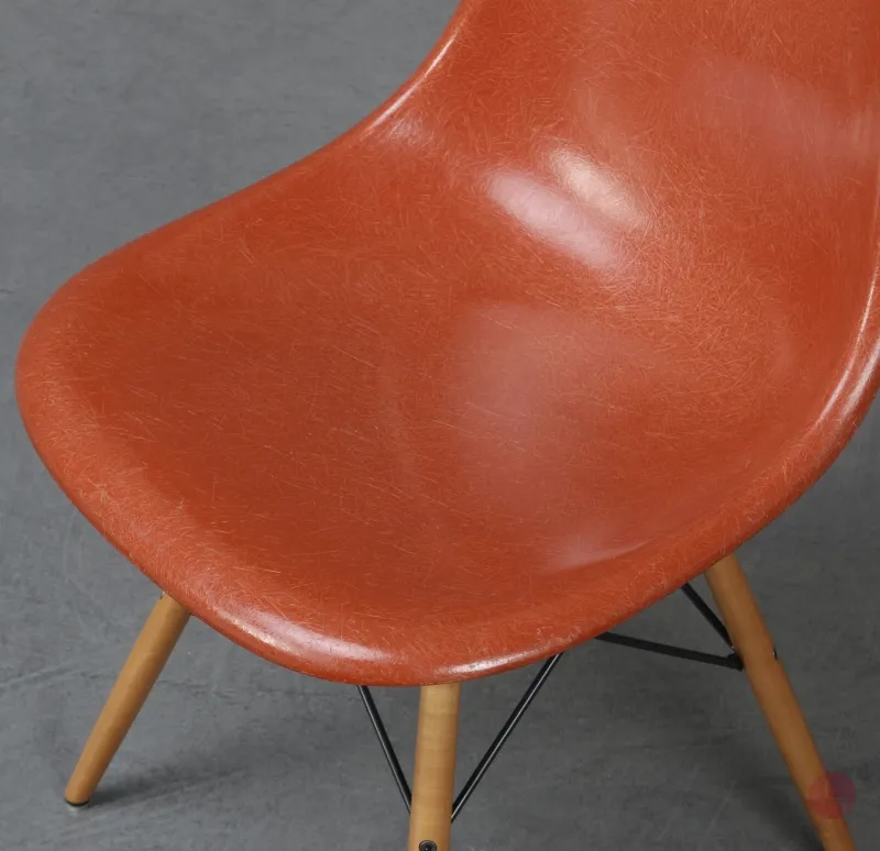 Vitra Eames Side Chair Terracotta Rot Fiberglass Orange mit Holzgestell gebraucht