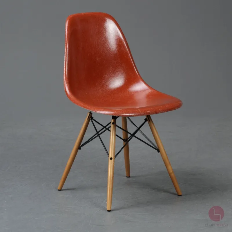 Vitra Eames Side Chair Terracotta Rot Fiberglass Orange mit Holzgestell gebraucht