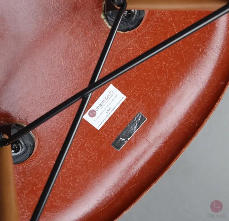 Vitra Eames Side Chair Terracotta Rot Fiberglass Orange mit Holzgestell gebraucht