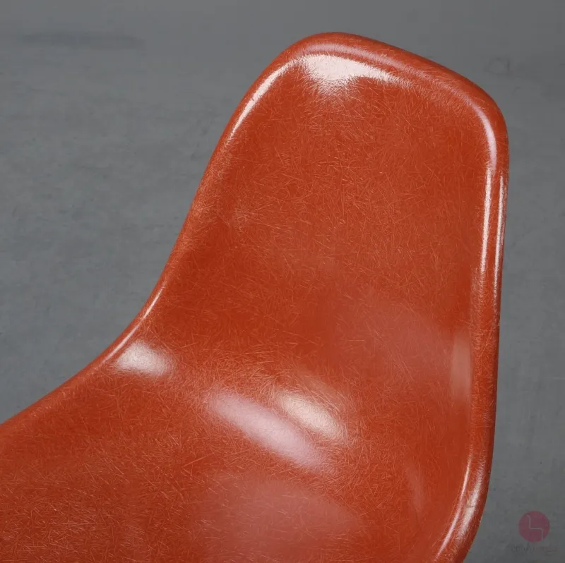 Vitra Eames Side Chair Terracotta Rot Fiberglass Orange mit Holzgestell gebraucht