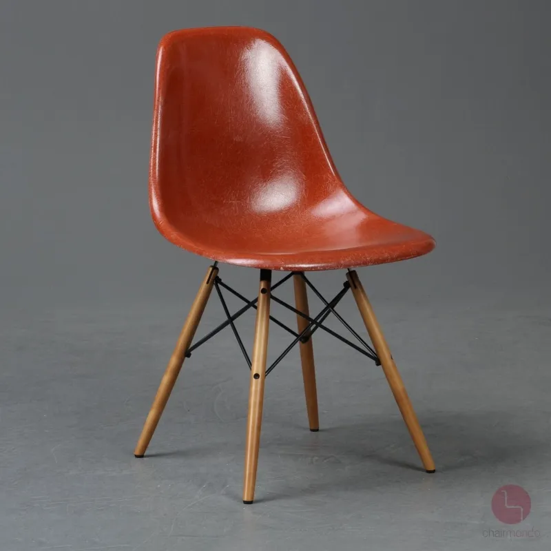 Vitra Eames Side Chair Terracotta Rot Fiberglass Orange mit Holzgestell gebraucht