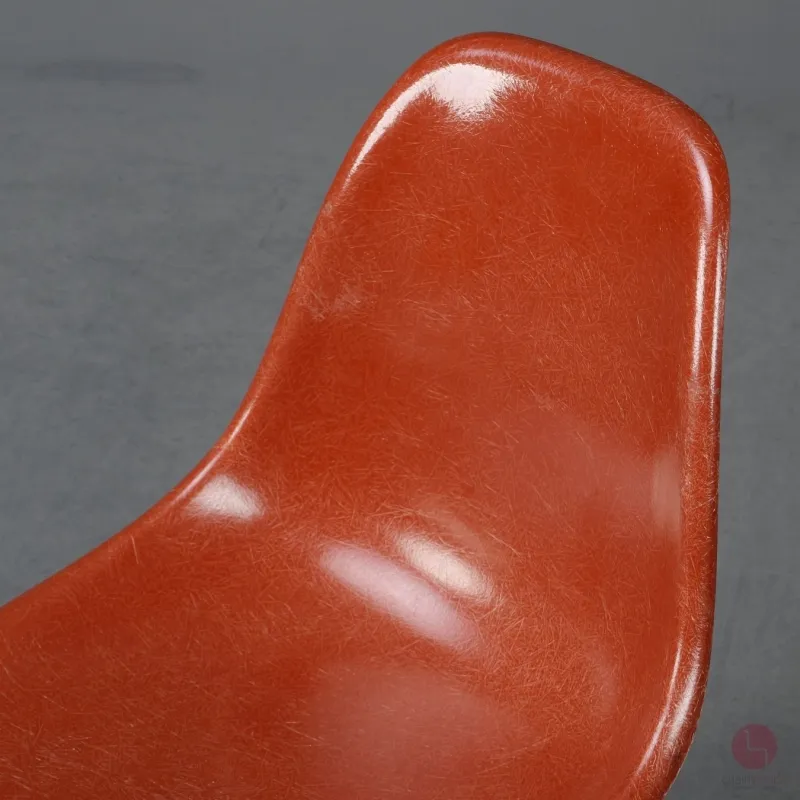 Vitra Eames Side Chair Terracotta Rot Fiberglass Orange mit Holzgestell gebraucht