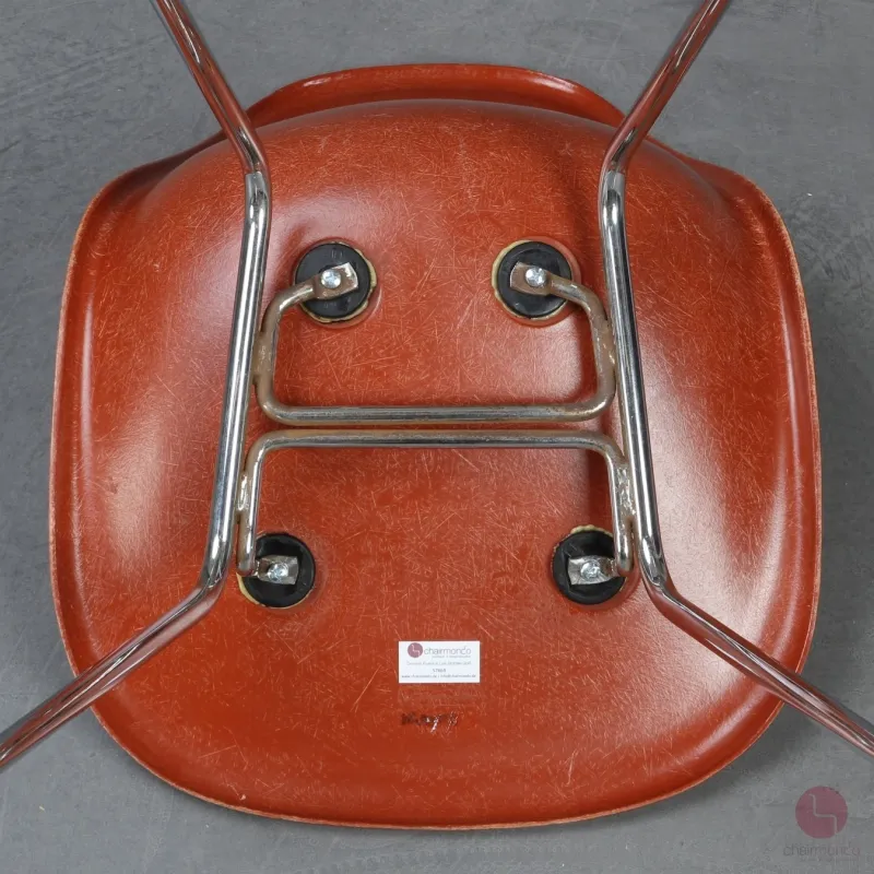 Vitra Eames Side Chair Terracotta Rot Fiberglass mit Metallgestell gebraucht