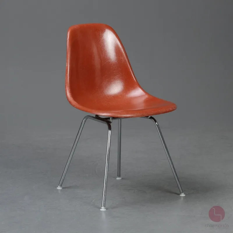 Vitra Eames Side Chair Terracotta Rot Fiberglass mit Metallgestell gebraucht