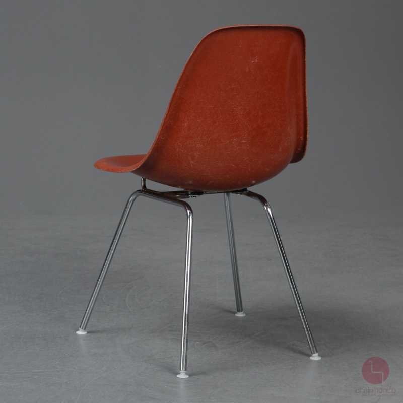 Preview: Vitra Eames Side Chair Terracotta Rot Fiberglass mit Metallgestell gebraucht