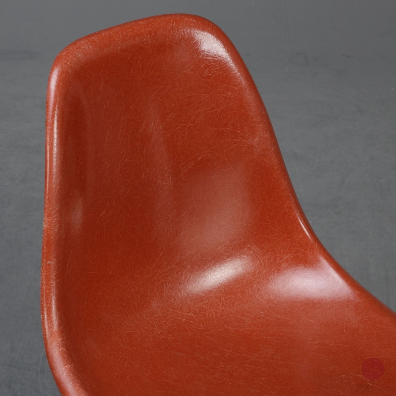 Preview: Vitra Eames Side Chair Terracotta Rot Fiberglass mit Metallgestell gebraucht
