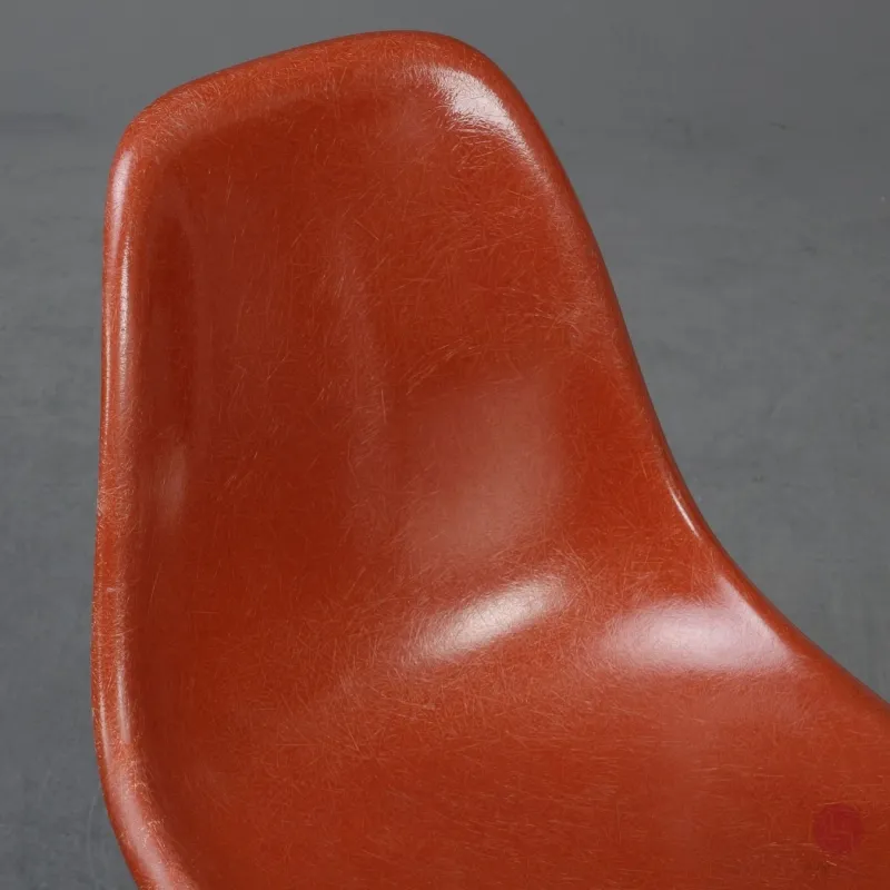 Vitra Eames Side Chair Terracotta Rot Fiberglass mit Metallgestell gebraucht
