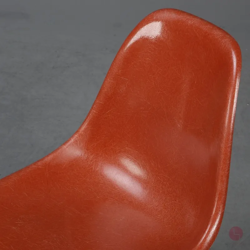 Vitra Eames Side Chair Terracotta Rot Fiberglass mit Metallgestell gebraucht