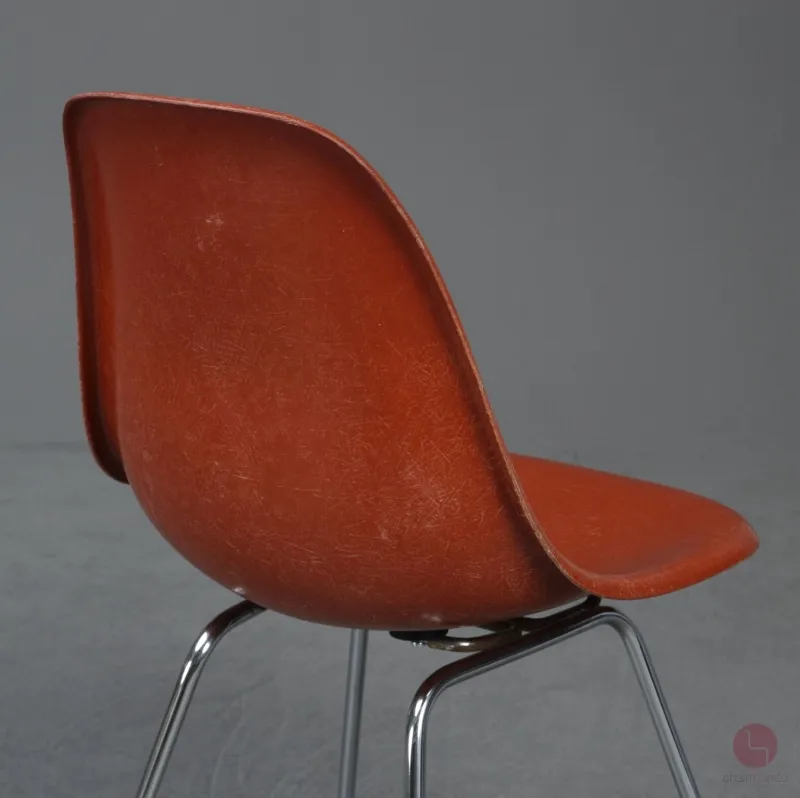Vitra Eames Side Chair Terracotta Rot Fiberglass mit Metallgestell gebraucht