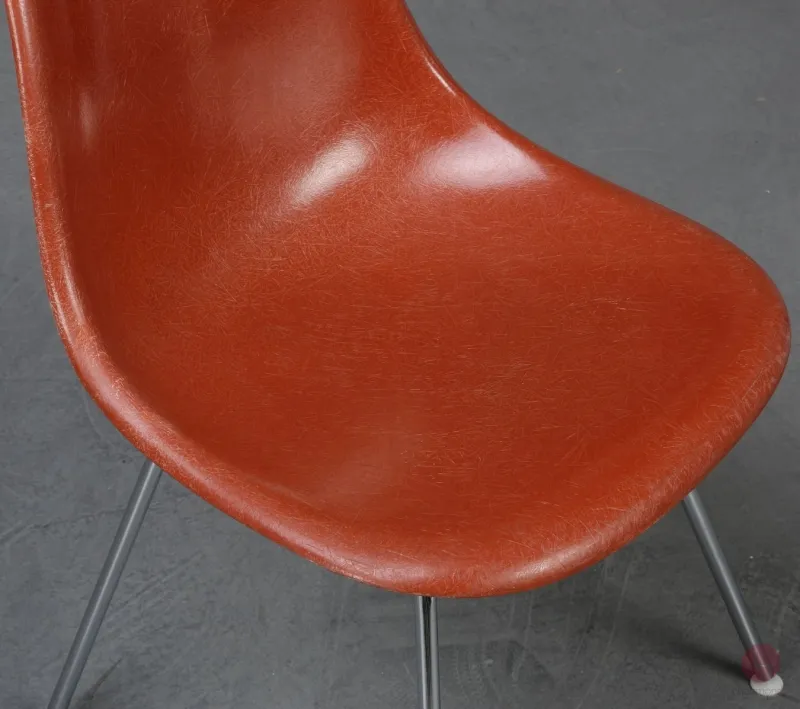 Vitra Eames Side Chair Terracotta Rot Fiberglass mit Metallgestell gebraucht