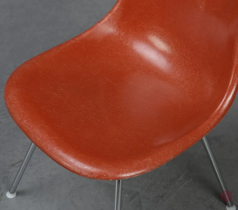 Vitra Eames Side Chair Terracotta Rot Fiberglass mit Metallgestell gebraucht