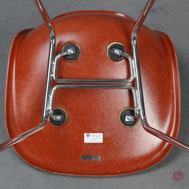 Vitra Eames Side Chair Terracotta Rot Fiberglass mit Metallgestell gebraucht