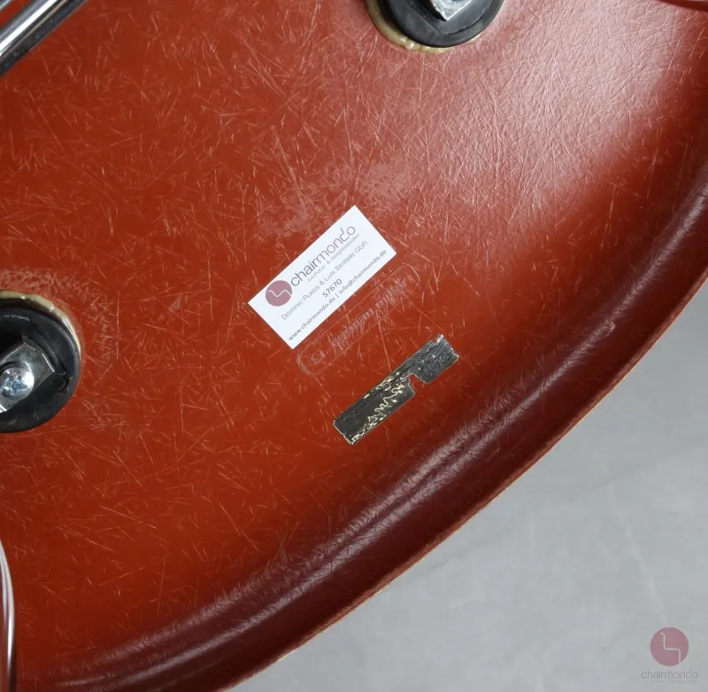 Vitra Eames Side Chair Terracotta Rot Fiberglass mit Metallgestell gebraucht