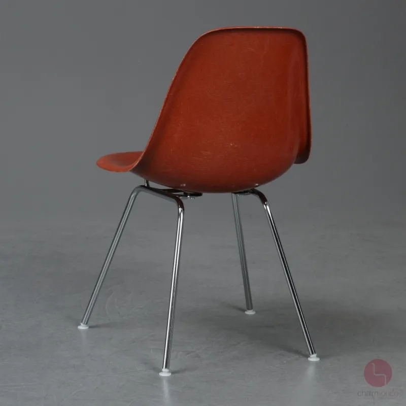 Vitra Eames Side Chair Terracotta Rot Fiberglass mit Metallgestell gebraucht