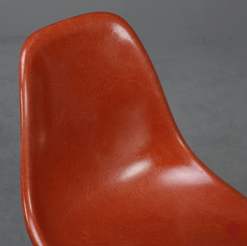 Vitra Eames Side Chair Terracotta Rot Fiberglass mit Metallgestell gebraucht
