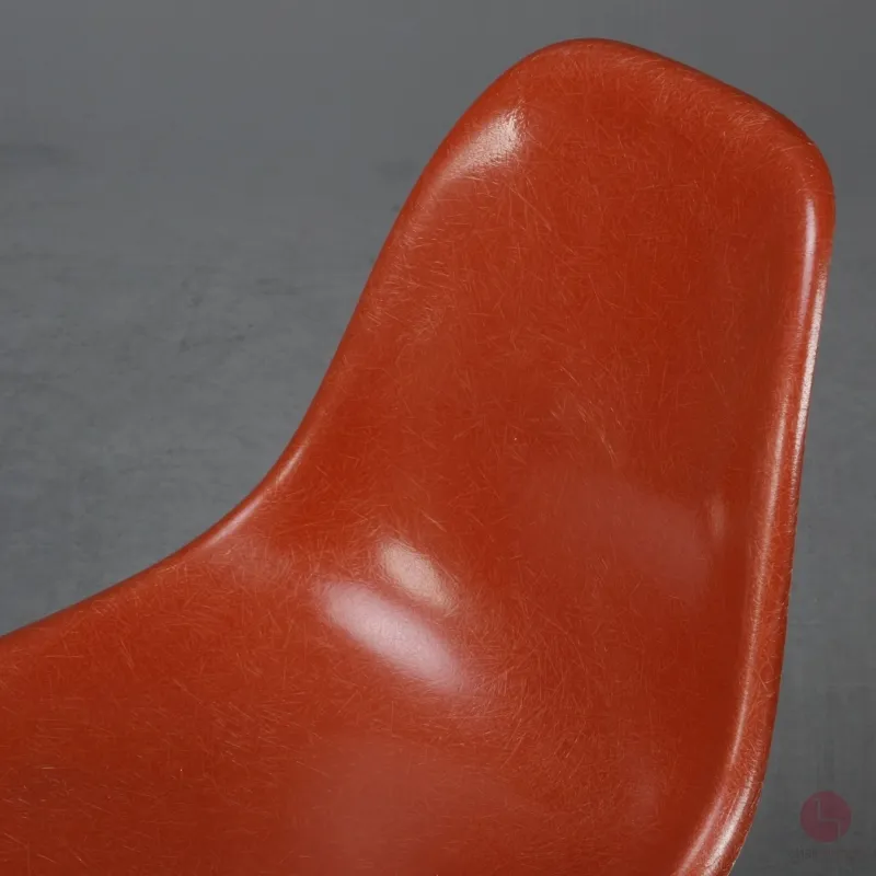 Vitra Eames Side Chair Terracotta Rot Fiberglass mit Metallgestell gebraucht