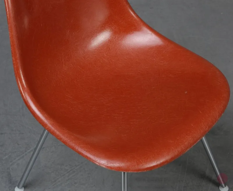 Vitra Eames Side Chair Terracotta Rot Fiberglass mit Metallgestell gebraucht