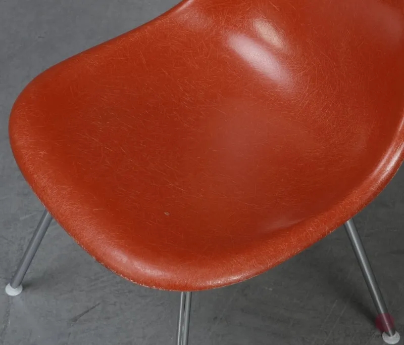 Vitra Eames Side Chair Terracotta Rot Fiberglass mit Metallgestell gebraucht