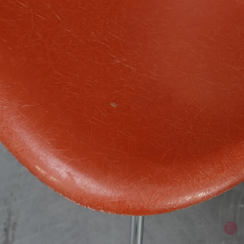 Vitra Eames Side Chair Terracotta Rot Fiberglass mit Metallgestell gebraucht