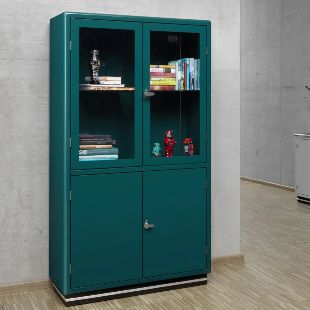 müller möbelfabrikation SB424 Vitrine mit Glas und Metall Türen in türkis Interieurbild