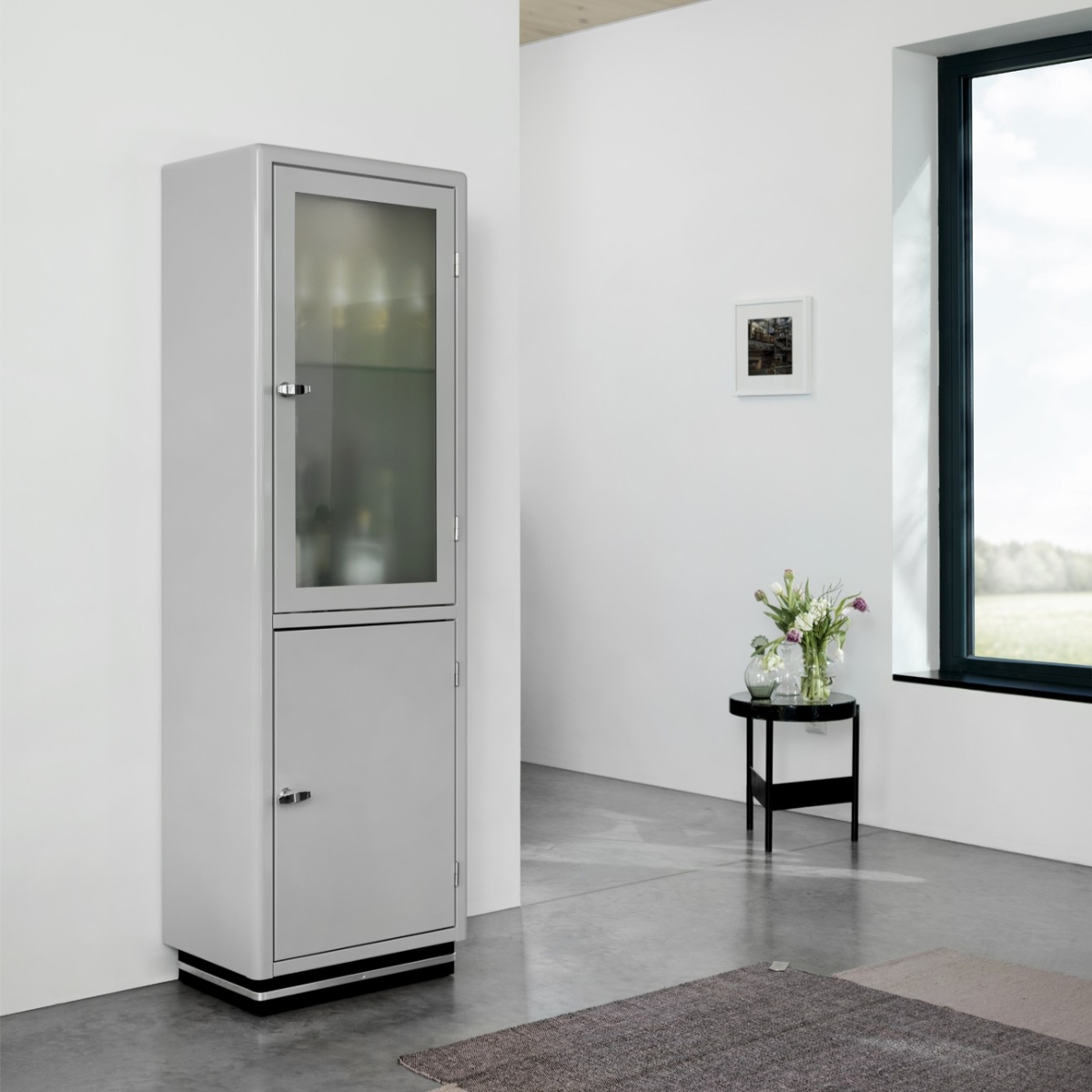 Preview: müller möbelfabrikation SB 422 - 2 Glasvitrine mit satinierter Glastür und Metalltür in grau Interieurbild