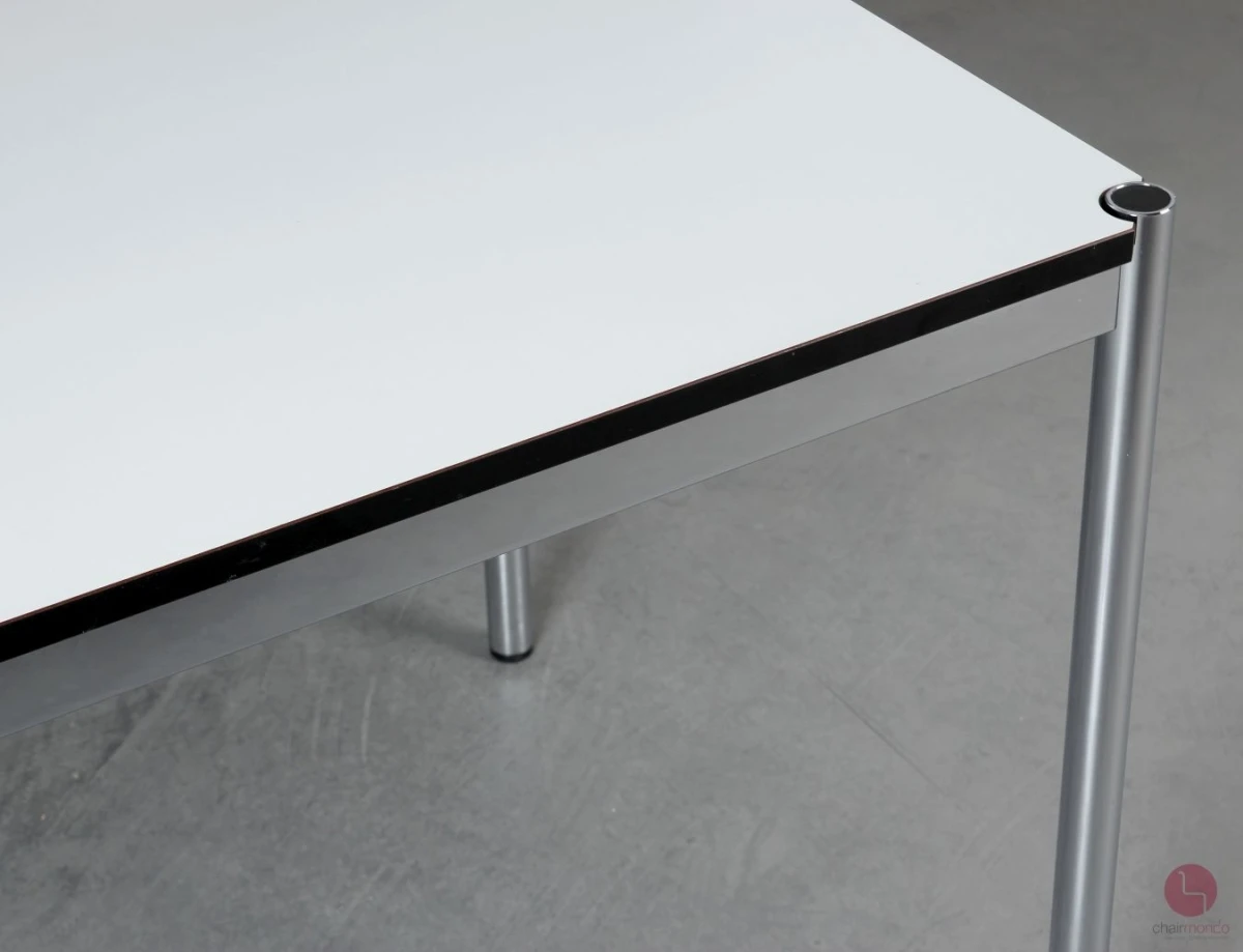 USM Haller Schreibtisch 150 x 75 cm mit weißer Platte gebraucht USM Haller Schreibtisch 150 x 75 cm mit weißer Platte gebraucht