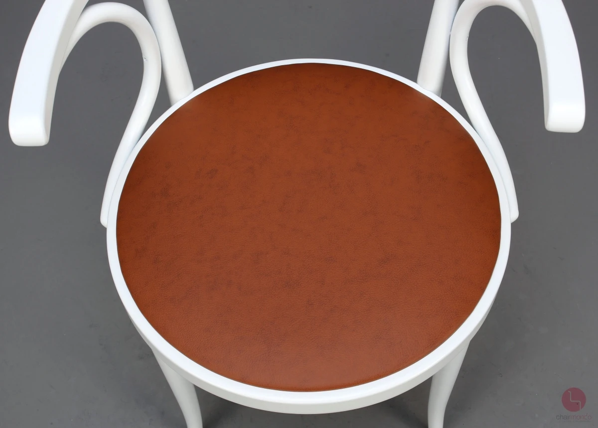 Thonet 233 P Bugholzstuhl in Weiß mit neuem Leder in Braun - gebraucht Thonet 233 P Bugholzstuhl in Weiß mit neuem Leder in Braun - gebraucht