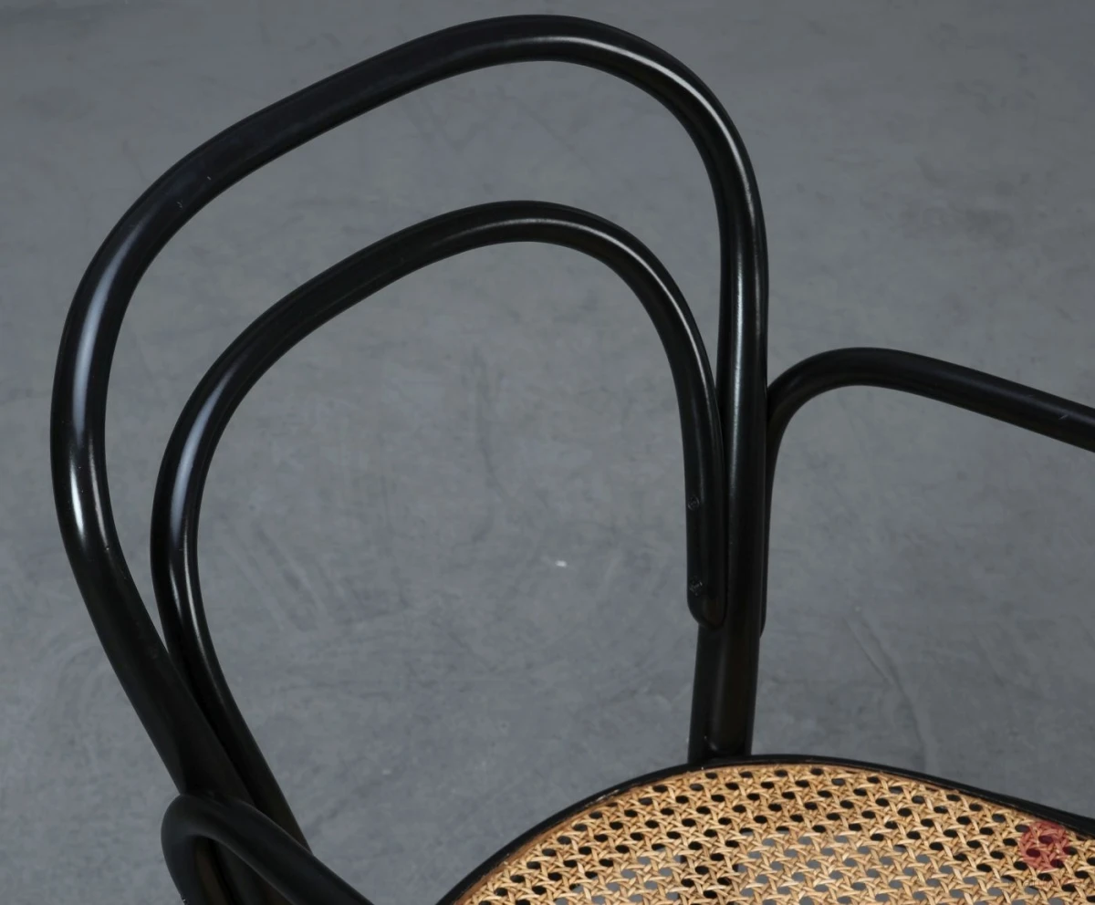 Thonet 214 F Schwarz Bugholzstuhl mit Geflecht gebraucht Thonet 214 F Schwarz Bugholzstuhl mit Geflecht gebraucht