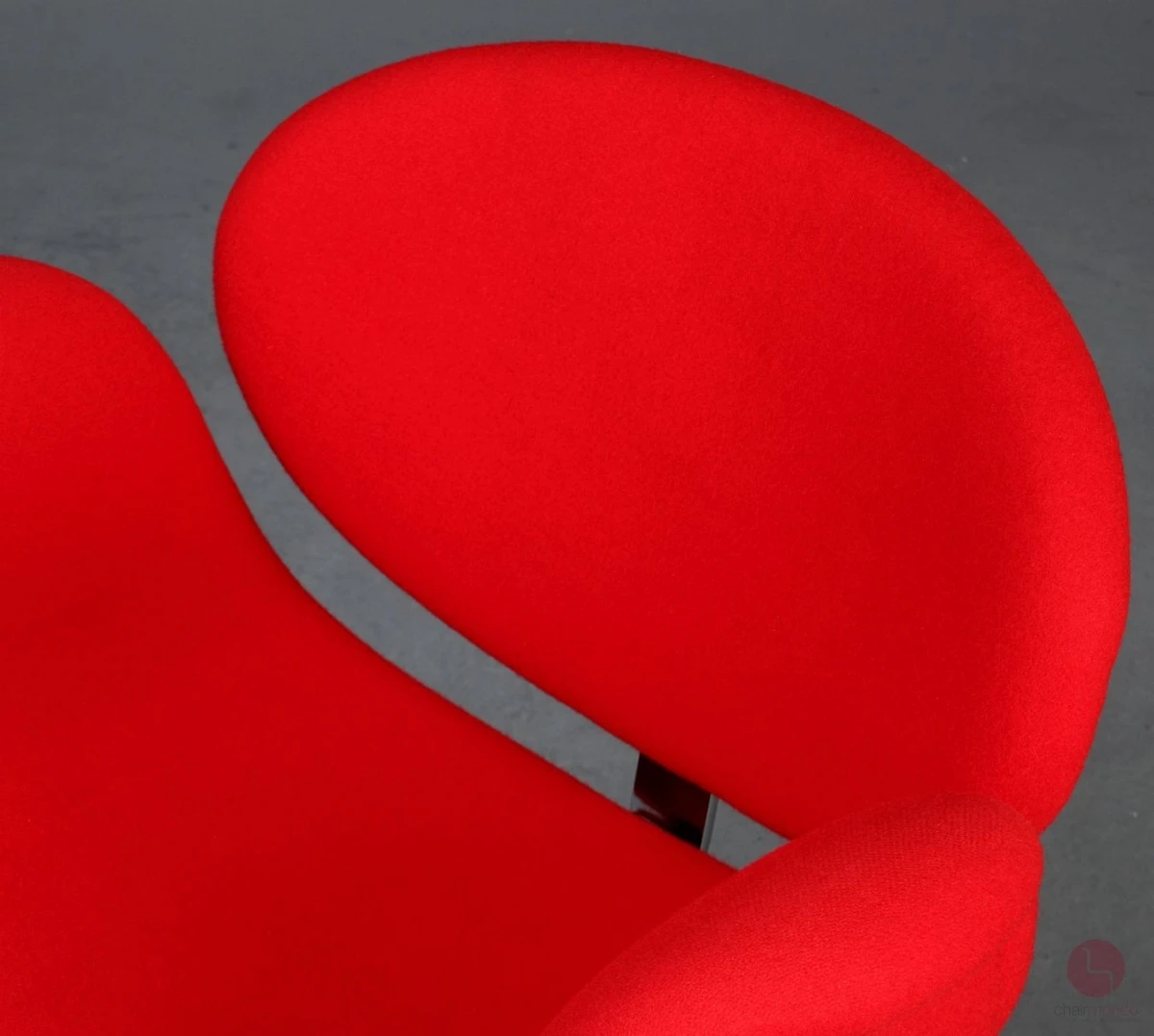Artifort Little Tulip Chair mit rotem Stoffbezug gebraucht