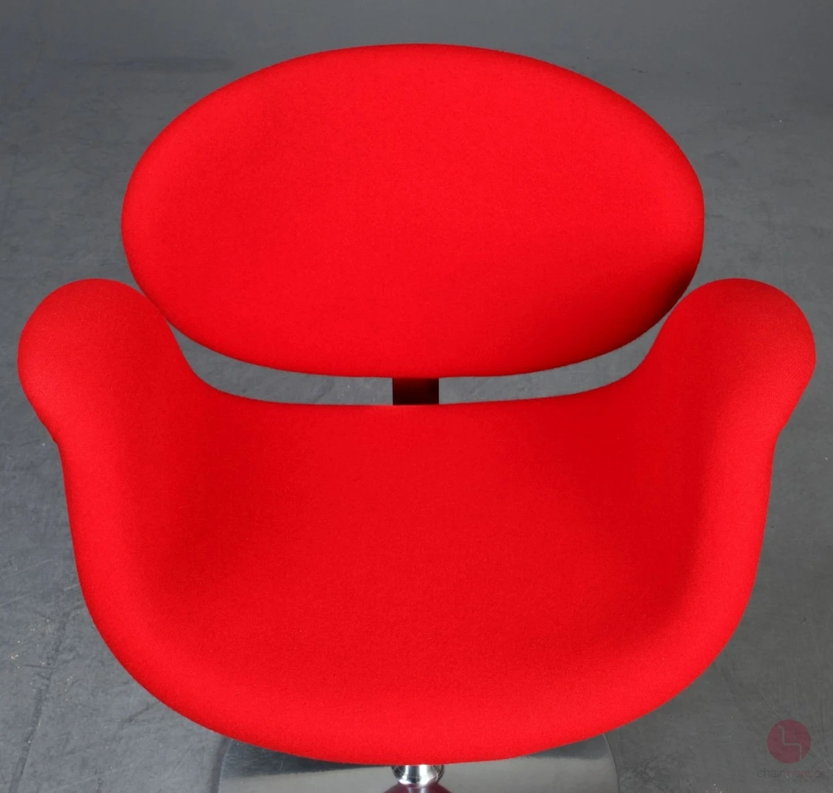 Artifort Little Tulip Chair mit rotem Stoffbezug gebraucht