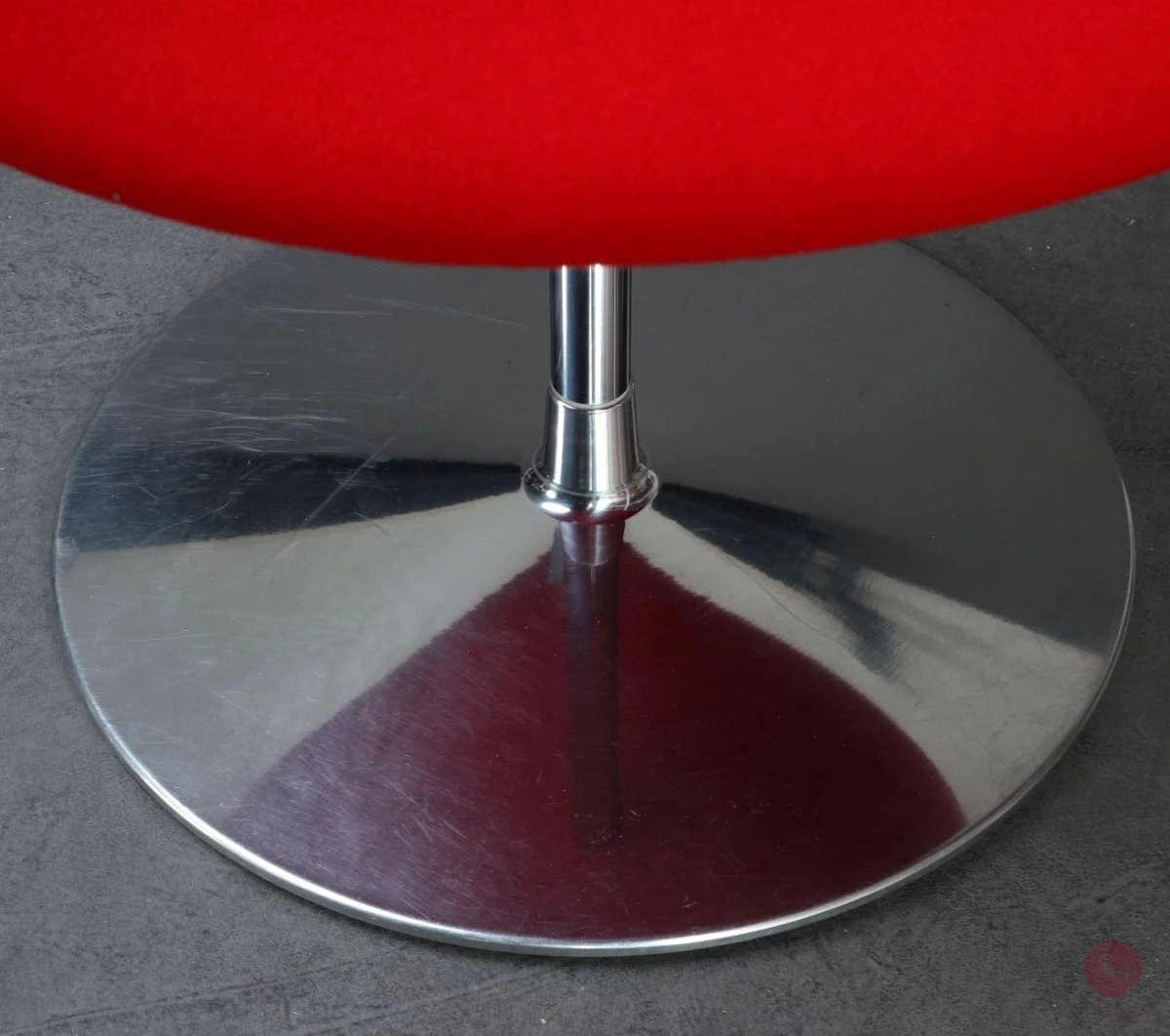 Artifort Little Tulip Chair mit rotem Stoffbezug gebraucht