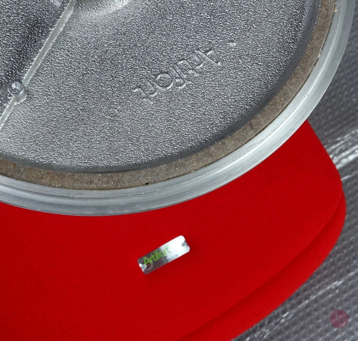 Artifort Little Tulip Chair mit rotem Stoffbezug gebraucht