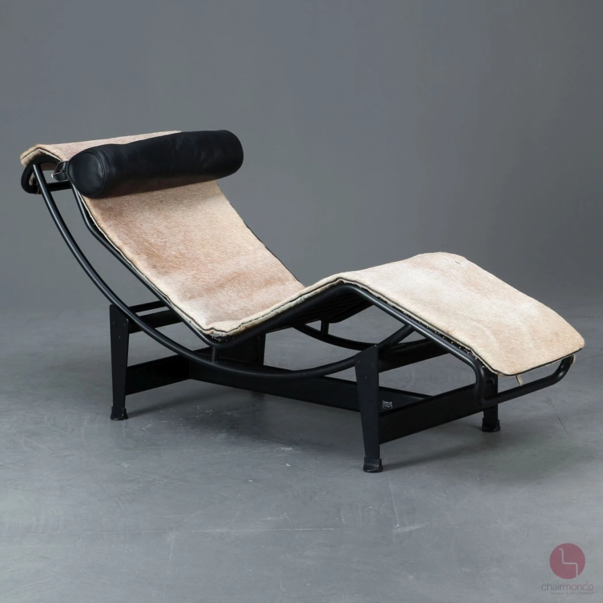 Cassina LC4 Le Corbusier Liege mit Fellauflage Beige gebraucht Cassina LC4 Le Corbusier Liege mit Fellauflage Beige gebraucht