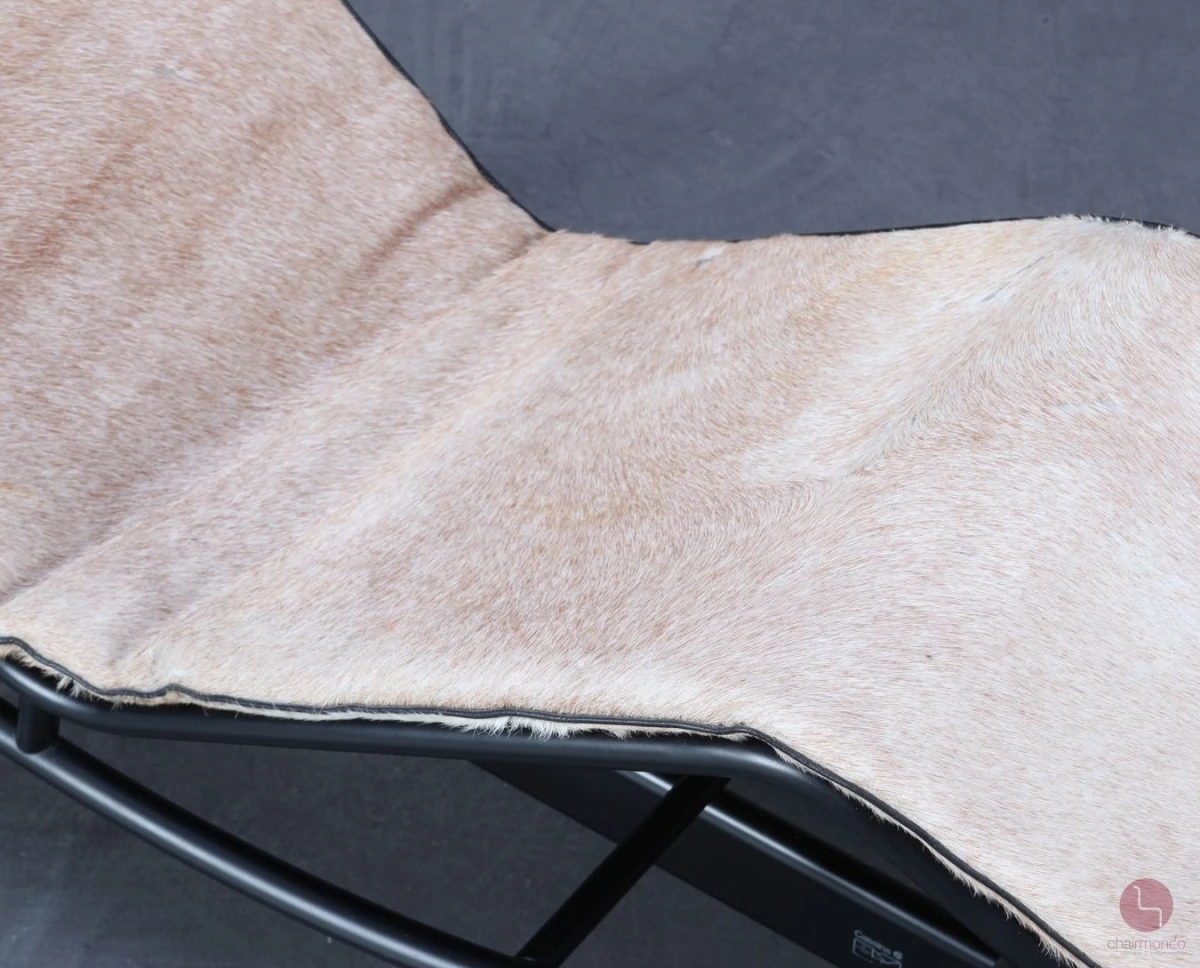 Cassina LC4 Le Corbusier Liege mit Fellauflage Beige gebraucht Cassina LC4 Le Corbusier Liege mit Fellauflage Beige gebraucht